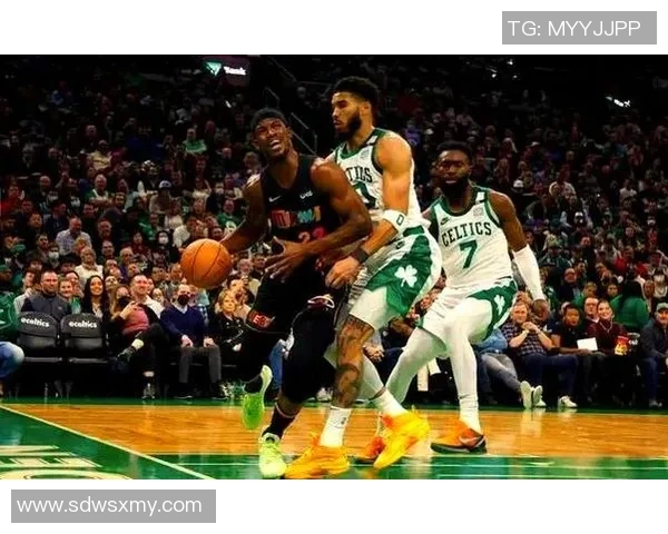 公牛与凯尔特人激战正酣新浪直播带你领略精彩瞬间